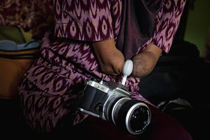 بالرغم من بتر يديها، إندونسية تحترف التصوير